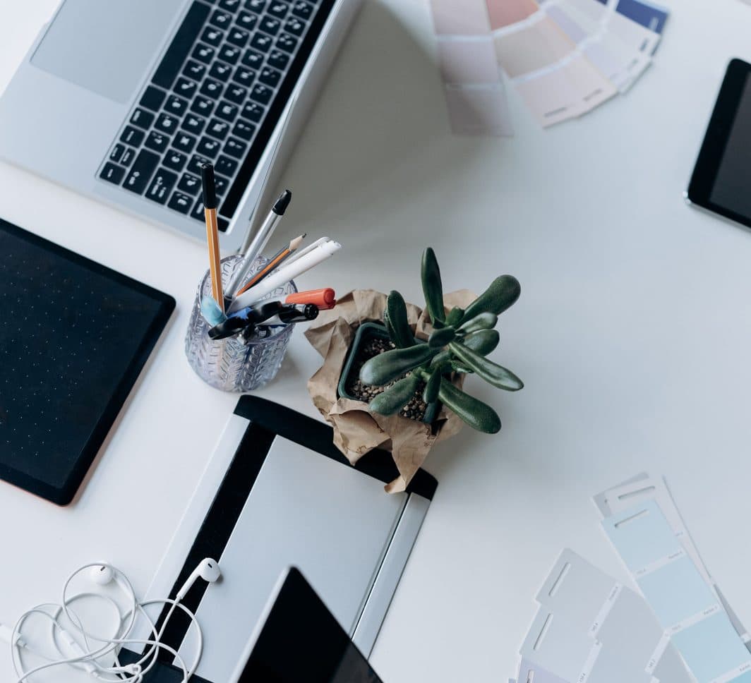 Designer-Arbeitsplatz mit Laptops, Grafiktablett und Farbfächern
